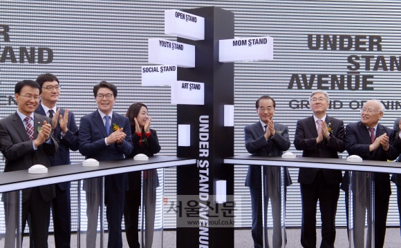 지난 18일 성동구에서 열린 ‘언더 스탠드 애비뉴’ 개장식에서 박용호(왼쪽부터) 대통령직속청년위원회 위원장, 조세현 사진작가, 정원오 성동구청장, 허인정 문화예술사회공헌네트워크 이사장, 이인원 롯데그룹 부회장, 김종덕 문화체육관광부 장관, 표재순 문화융성위원회 위원장이 손뼉을 치고 있다. 최해국 선임기자 seaworld@seoul.co.kr