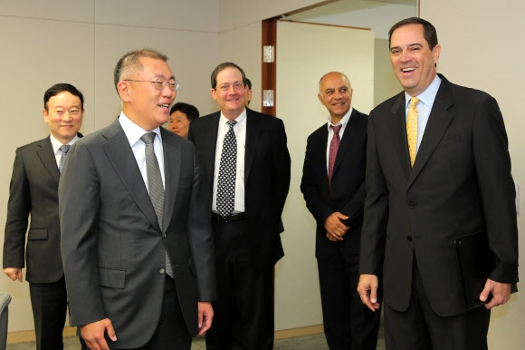 19일 서울 서초구 양재동 현대자동차 본사 회의실에서 정의선(앞줄 왼쪽) 현대차 부회장이 척 로빈스(앞줄 오른쪽) 시스코 최고경영자(CEO)와 만나 웃고 있다. 현대차 제공