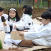 곡우 맞은 꼬마 농부… 풍년 기원하며 모판 만들기