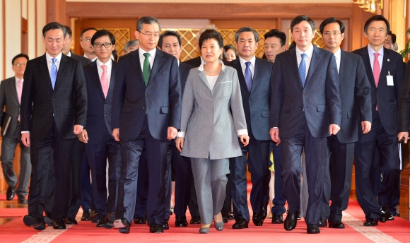박근혜 대통령이 20일 청와대에서 대사 신임장 및 임용장 수여식을 마친 뒤 각국 신임 대사들과 함께 복도를 걸어나오고 있다. 안주영 기자 jya@seoul.co.kr
