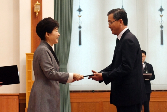 박근혜 대통령이 대사 신임장 및 임용장 수여식에서 신부남 주불가리아대사에게 수여하고 있다. 안주영 기자 jya@seoul.co.kr