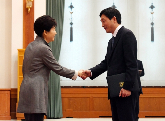 박근혜 대통령이 대사 신임장 및 임용장 수여식에서 이혁 주베트남대사에게 수여하고 있다. 안주영 기자 jya@seoul.co.kr