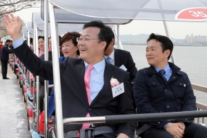 의왕시 왕송호수 둘레 조성한 ‘의왕레일바이크’ 개장