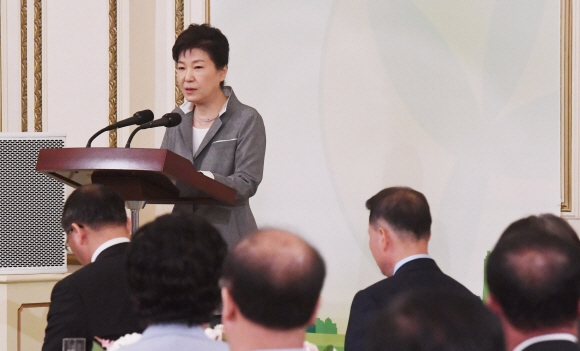 박근혜 대통령이 20일 청와대에서 열린 전국 새마을지도자와의 대화에 참석해 인사말을 하고 있다.  안주영 기자 jya@seoul.co.kr