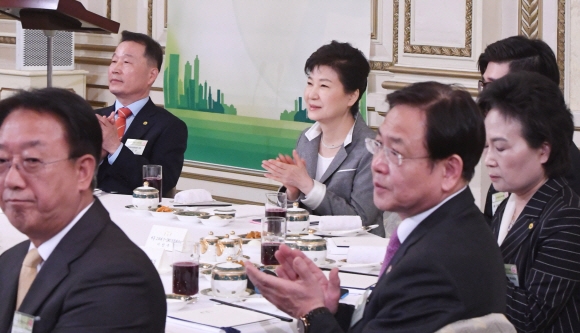 박근혜 대통령이 20일 청와대에서 열린 전국 새마을지도자와의 대화에 참석해 동영상을 시청하고 있다.  안주영 기자 jya@seoul.co.kr