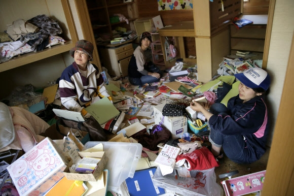 ‘실낱같은 희망 찾아’… 日구마모토 강진으로 붕괴된 집 다시 찾은 타즈메 유키 가족