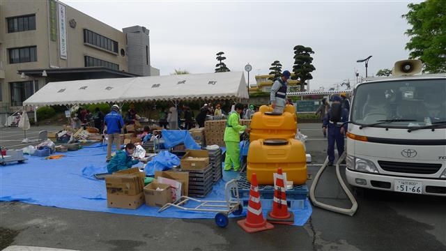 일본 구마모토현 피난소의 식수대 앞에서 주민들이 물과 식량을 챙기고 있다. 이들은 긴장의 끈을 늦추지 않으면서 일상으로의 복귀를 준비하고 있다.