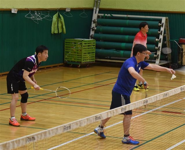 김성환(오른쪽) 노원구청장이 20일 노원구 상경중학교에서 복식조를 이뤄 배드민턴을 하고 있다. 노원구 제공