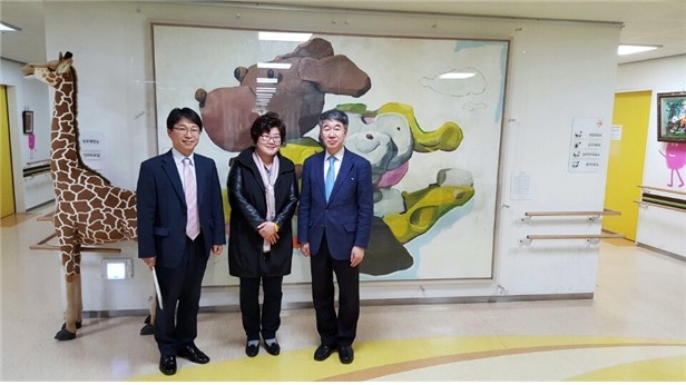 서울시의회 김영한 보건복지위 부위원장은 19일 푸르메재단 넥슨어린이재활병원을 방문, 서울시와 협업문제를 논의하기에 앞서 관계자들과 기념촬영을 하고 있다.