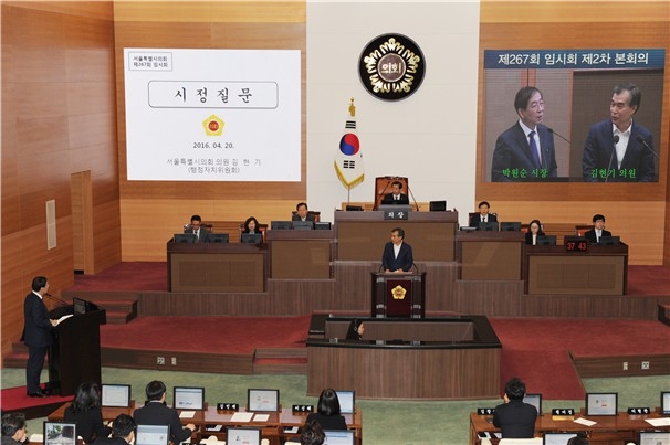 서울시의회 김현기의원이 20일 본회의에서 박원순시장에게 위례-신사 경정철 건설 등에 대한 질의를 하고 있다.