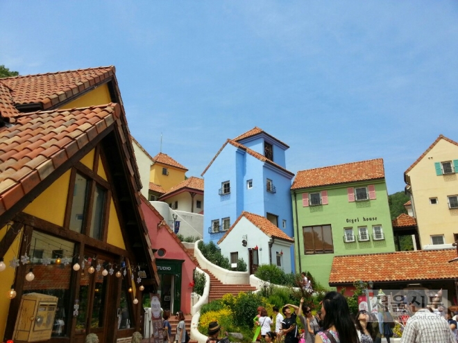 드라마 ‘별에서 온 그대’의 촬영지인 경기 가평의 쁘띠프랑스.