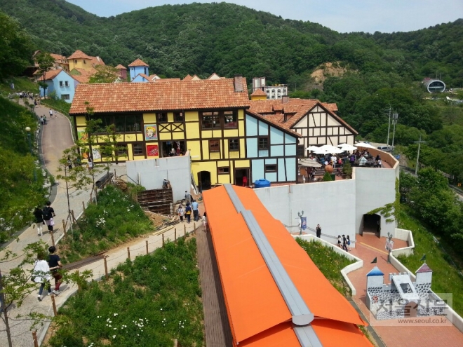 드라마 ‘별에서 온 그대’의 촬영지인 경기 가평의 쁘띠프랑스.