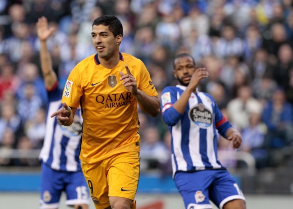 20일(현지시간) 스페인 라 코르냐 에스타디오 무니시팔 데 리아소르에서 열린 FC 바르셀로나와 데포르티보 라 코루냐의 경기에서 루이스 수아레스가 골을 넣은 뒤 기뻐하고 있다. AP 연합뉴스