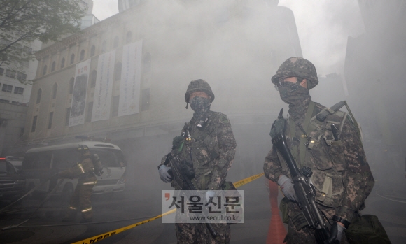 명동극장서 재난대응훈련 중인 군인들