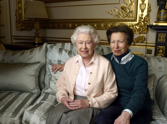 90세 생일 맞은 엘리자베스 2세 영국 여왕의 공식 초상 사진