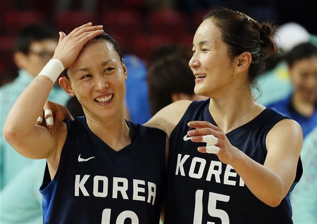 변연하(왼쪽)가 2014년 10월 인천아시안게임 여자농구 결승에서 금메달을 딴 뒤 신정자와 어깨동무를 하며 기뻐하고 있다. 연합뉴스