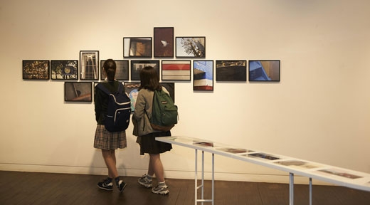 지난 21일 서울 종로구 가나인사아트센터에서 ㈜두산 ‘시간여행자’ 프로그램 참가 청소년들이 ‘너와 나, 그리고 우리’ 사진전에 전시된 작품을 관람하고 있다.  두산 제공 