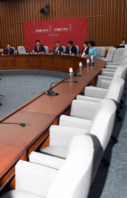 [서울포토] 새누리당 원내대책회의서 낙선의원들 ‘텅 빈 자리’