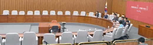 [서울포토] 새누리당 원내대책회의서 낙선의원들 ‘텅 빈 자리’