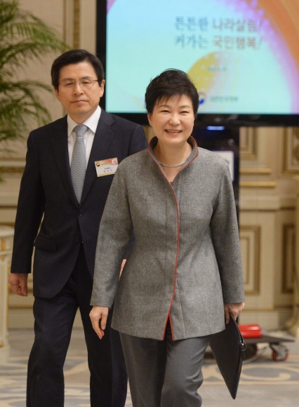 박근혜 대통령이 22일 오전 청와대에서 열린 2016 국가재정전략회의에 황교안 국무총리와  함께참석하고 있다.   2016. 04. 22 안주영 기자 jya@seoul.co.kr
