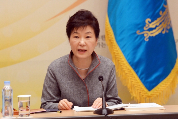 박근혜 대통령이 22일 오전 청와대에서 열린 2016 국가재정전략회의에 참석, 인사말을 하고 있다.  2016. 04. 22 안주영 기자 jya@seoul.co.kr