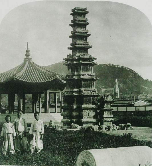 호주 사진작가 조지 로스가 찍은 1904년의 원각사탑. 팔층 이상은 땅에 내려져 있다. 서울신문 DB