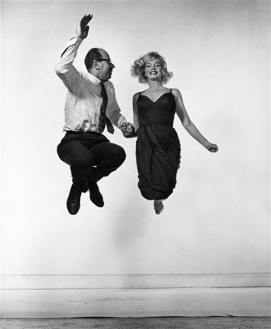 점프! 점프! 점프! 사람들은 저마다의 독특한 자세로 점프한다. 사진작가 필리프 홀스먼과 영화배우 메릴린 먼로.