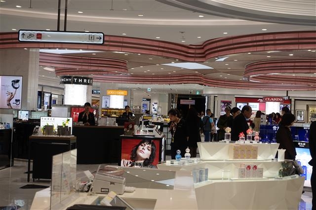 중국 관광객들이 지난 19일 도쿄플라자 8~9층에 입점한 롯데면세점에서 면세품을 살펴보고 있다.