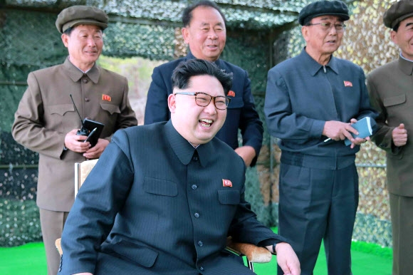 북한, 잠수함 미사일 시험발사 모습 공개…김정은 참관