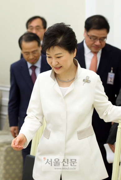 박근혜 대통령 ‘오늘은 순백색 옷’