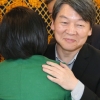 [서울포토] 20대 총선 출마자 오찬서 포옹하는 안철수