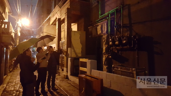 지난해 서울 성동구 사근동 주택가에 칠한 특수형광 페인트를 점검하는 모습. 성동구 제공 