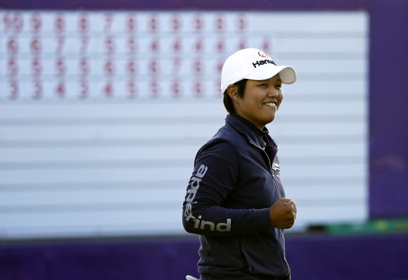 한국계 일본인 노무라 하루가 25일 캘리포니아주 레이크 머세드 골프클럽에서 열린 미여자프로골프(LPGA) 투어 스윙잉 스커츠 클래식 4라운드 18번홀에서 우승을 확정한 뒤 자신 있는 표정으로 주먹을 불끈 쥐어보이고 있다. 댈리시티 AP 특약