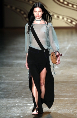 모델이 25일(현지시간) 브라질 상파울루 패션위크에서 릴리 사르티 콜렉션의 작품을 선보이고 있다.AP 연합뉴스