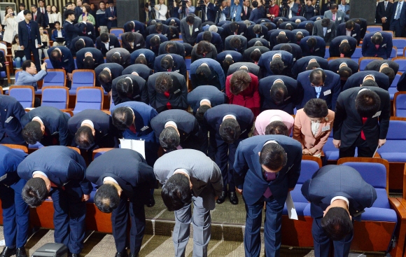 26일 국회 본관에서 열린 새누리당 당선인 워크숍에 참석한 당선인들이 총선참패에 대한 사죄의 의미로 허리를 숙여 인사를 하고 있다. 2016. 4. 26 정연호 기자 tpgod@seoul.co.kr