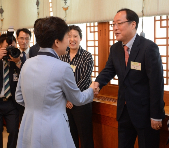 박근혜 대통령이 언론사 편집,보도국장 오찬에 앞서 인사를 나누고  있다. 2016. 04. 26 안주영 기자 jya@seoul.co.kr