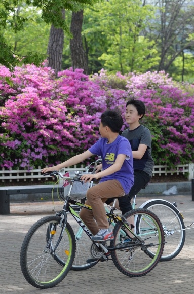서울 낮기온이 27도까지 올라가며 초여름 날씨를 보인 26일 서울 여의도에서 학생들이 반팔 티셔츠 차림으로 자전거를 타고 있다. 2016. 4. 26 손형준 기자 boltagoo@seoul.co.kr