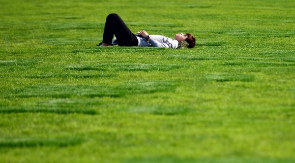 24일 서울 광화문 광장에서 한 시민이 잔디밭에 누워 휴식을 취하고 있다. 2016. 4. 24. 박윤슬 기자 seul@seoul.co.kr