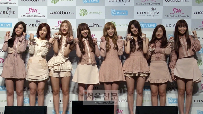 걸그룹 러블리즈가 25일 서울 용산구 블루스퀘어 삼성카드홀에서 열린 쇼케이스에서 포즈를 취하고 있다.