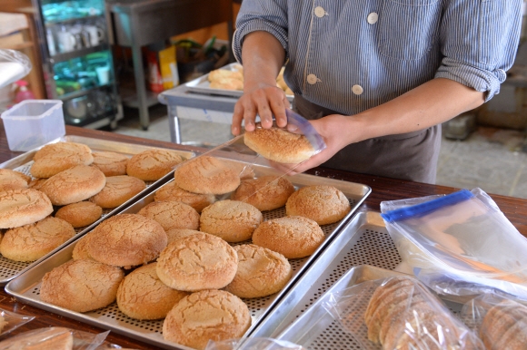 충남 홍성군 홍동면에 위치한 풀무학교의 생활협동조합에서 조합원이 갓 만들어 낸 빵을 포장하고 있다.   홍성 최해국 선임기자 seaworld@seoul.co.kr