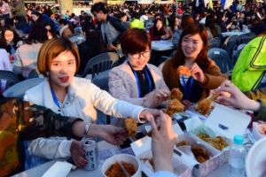 유커 8000명, 치맥 이어 한강서 삼계탕 파티