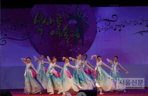 부천무용협회 무용단의 ‘봄으로의 아름다운 몸짓’ 주제로 열린 지난해 개막공연. 부천예총 제공