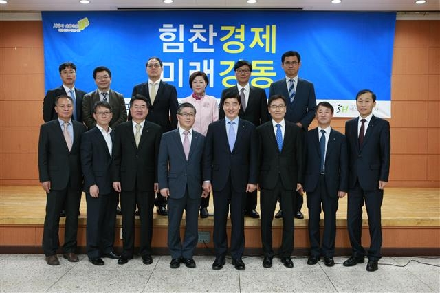 지난 25일 서울 강동구청에서 열린 ‘고덕 상업업무 복합단지’ 보고회 이후 이해식(오른쪽 네 번째) 강동구청장과 변창흠(왼쪽 네 번째) SH공사 사장이 기념사진을 찍고 있다. 강동구 제공