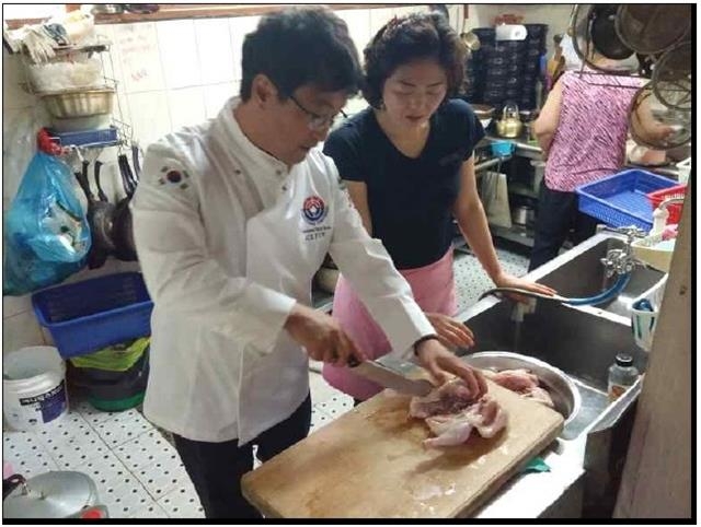 컨설팅 전문가가 산촌 안주인인 황미숙씨에게 신메뉴 레시피를 전수하는 모습.