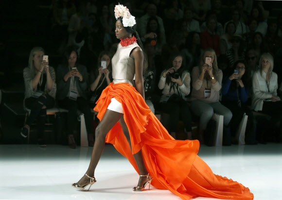 모델이 27일(현지시간) 스페인 바르셀로나에서 열린 ‘바르셀로나 브라이덜 위크(arcelona Bridal fashion week)’중 디자이너 이사벨 산치스’(Isabel Sanchis)’의 드레스를 선보이고 있다. EPA 연합뉴스 