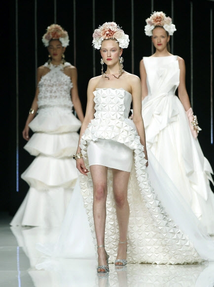 모델들이 27일(현지시간) 스페인 바르셀로나에서 열린 ‘바르셀로나 브라이덜 위크(arcelona Bridal fashion week)’중 디자이너 이사벨 산치스’(Isabel Sanchis)’의 드레스를 선보이고 있다. EPA 연합뉴스