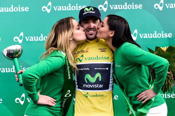 스페인의 욘 이사기레(Ion Izagirre)가 27일(현지시간) 스위스에서 열린 ‘투르 드 로망디(Tour de Romandie)’ 사이클대회 프롤로그 스테이지에서 우승을 차지한 후 여성 진행원들의 키스를 받고 있다. AFP 연합뉴스
