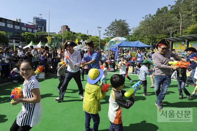 지난해 ‘서울동화축제’의 물총싸움 모습. 광진구 제공