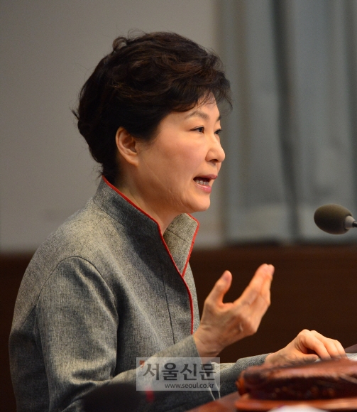 박근혜 대통령이 28일 청와대에서 열린 영상국무회의에서 모두발언 하고있다. 2016. 04. 28 안주영 기자 jya@seoul.co.kr