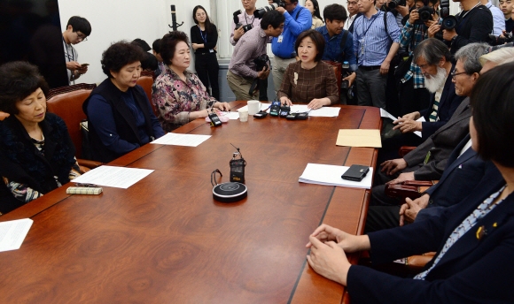 28일 국회에서 정의당 주재로 열린 가습기 살균제 피해자 간담회에 참석한 심상정 대표가 모두발언을 하고 있다.   정연호 기자 tpgod@seoul.co.kr